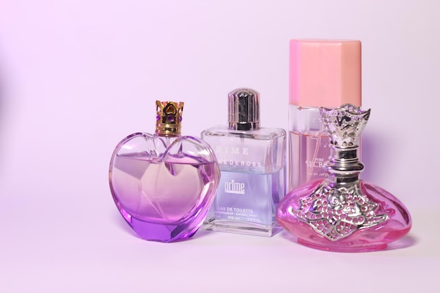 Foto frascos de perfume sobre fondo aislado