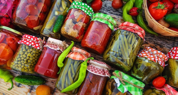 Frascos con verduras en conserva para el invierno Enfoque selectivo