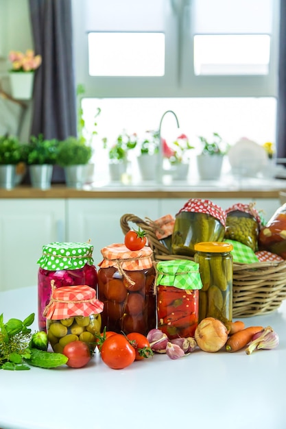 Frascos con verduras en conserva para el invierno Enfoque selectivo