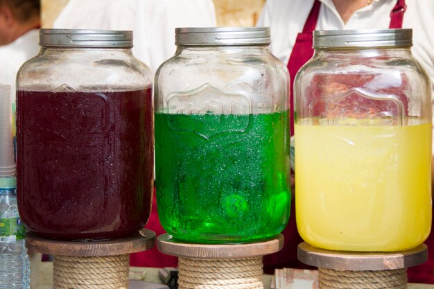 Foto frascos de vidrio con limonada multicolor bebidas de verano brillantes con frutas y hierbas