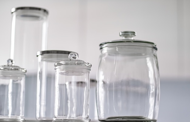 Frascos de vidrio vacíos para almacenar alimentos en la despensa