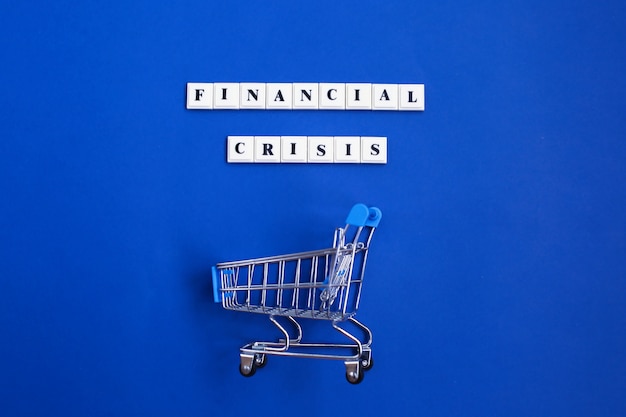 Frase de crisis financiera y carrito de compras vacío