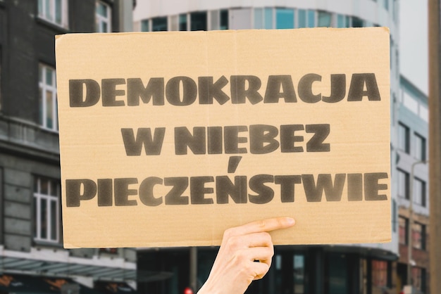 La frase Democracia en peligro está en una pancarta en manos de hombres con fondo borroso Política Problema Solución Protesta Crisis política Colapso Crush