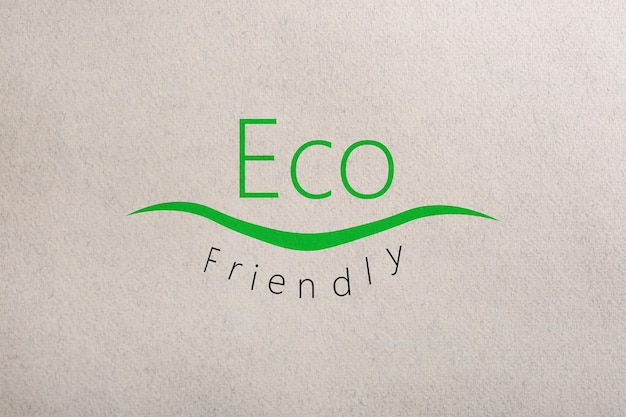 Foto frase eco friendly escrita na vista superior de papel reciclado