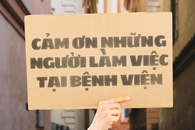 La frase Gracias a los trabajadores del hospital en una pancarta en la mano El humano sostiene un cartón con una inscripción Gratitud al personal de atención médica Héroes Personas que salvan vidas Agradecimiento Vida