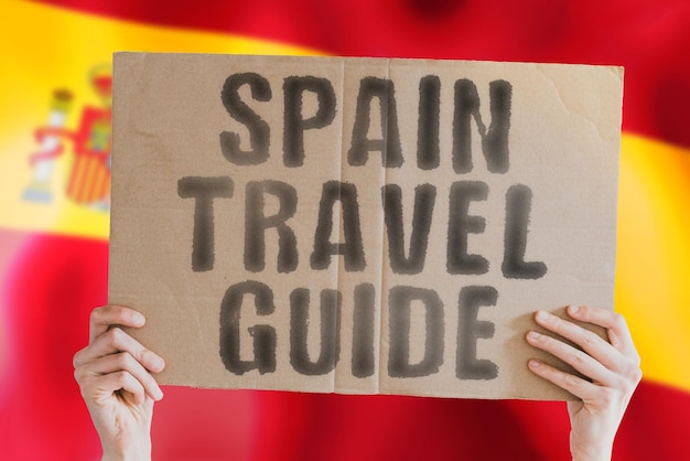 La frase guía de viaje de España en una pancarta en la mano de los hombres con bandera española Worldwide Terminal