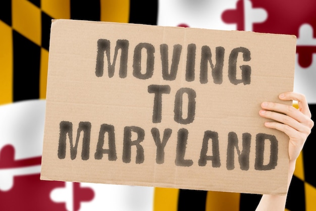 La frase mudarse a Maryland en una pancarta en la mano de los hombres con un mar borroso en el fondo