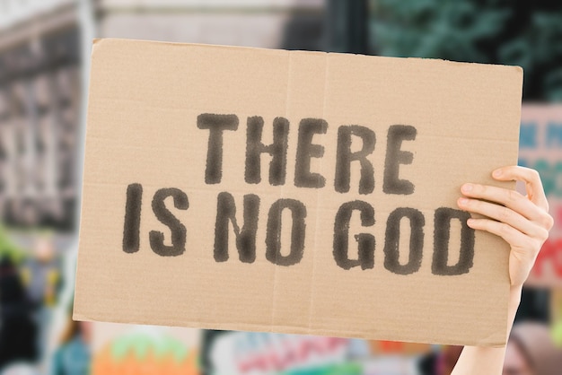 La frase No hay dios en una pancarta en la mano de los hombres con un fondo borroso Religión Creencia Creer Cultura Ateísmo Desacuerdo Falsedad Rechazar
