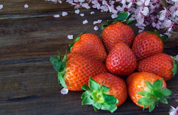 Frash-Erdbeere auf Holztisch mit Blume