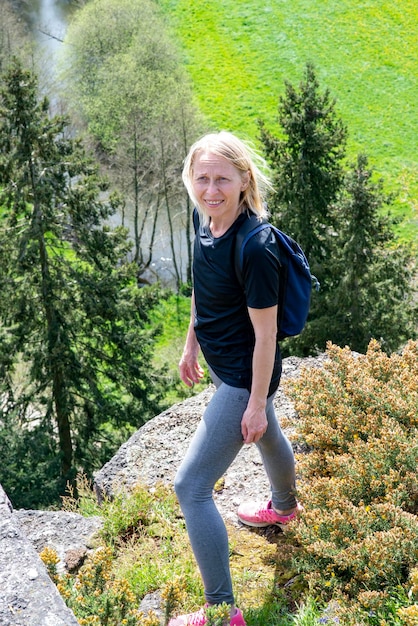 Frau 40 Jahre alt auf einem Felsen im Frühjahr