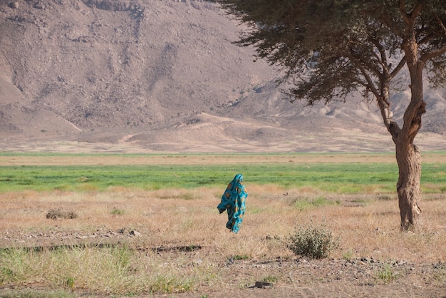 Frau allein in der Wüste Afrika