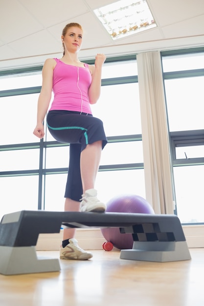 Frau am Aerobic-Kurs in der Turnhalle