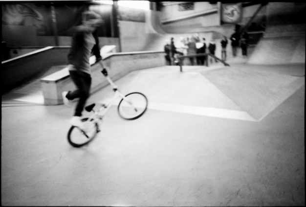 Foto frau am bahnhof