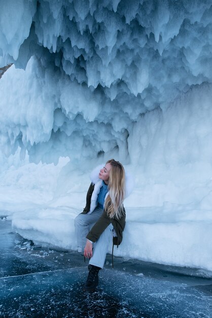 Frau am Baikalsee zwischen Eisfelsen