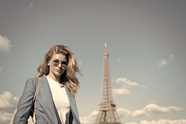 Frau am Eiffelturm in Paris Frankreich am blauen Himmel