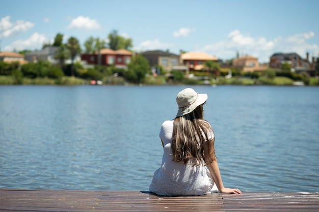 Foto frau am fluss ruhen