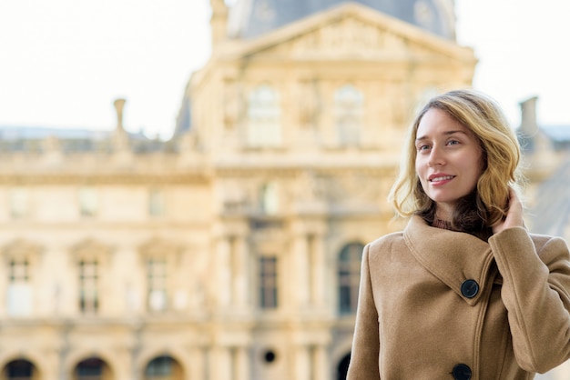 Frau am Louvre Paris, Frankreich