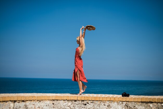 Frau am Meer mit Wellen und blauem Himmel