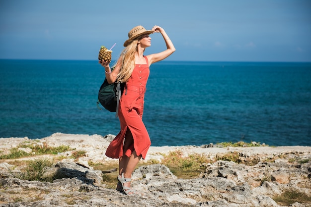 Frau am Meer mit Wellen und blauem Himmel