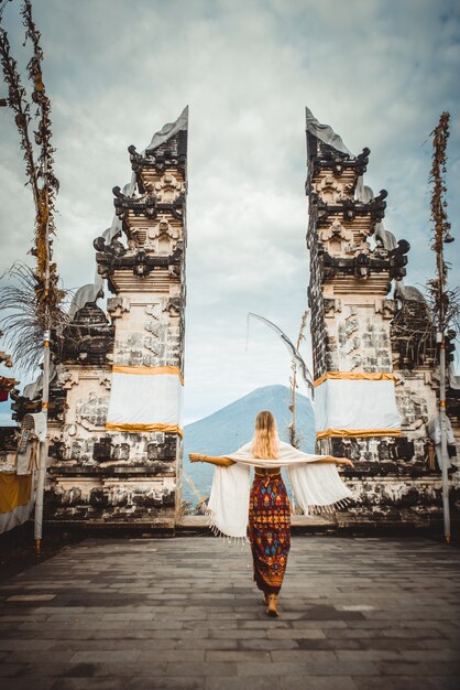 Frau am Pura Lempuyang Tempel in Bali