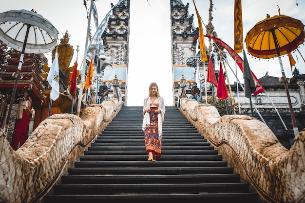 Frau am Pura Lempuyang Tempel in Bali