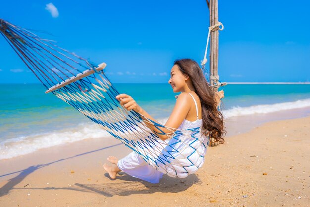 Frau am Strand gegen den blauen Himmel