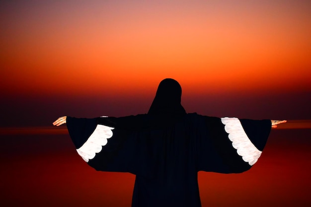 Foto frau am strand gegen den himmel beim sonnenuntergang