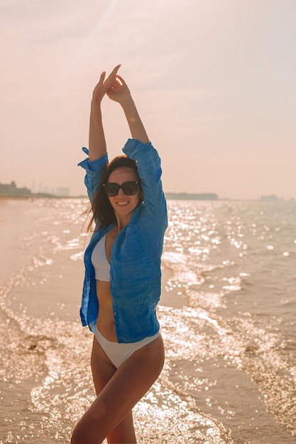 Frau am Strand genießt die Sommerferien