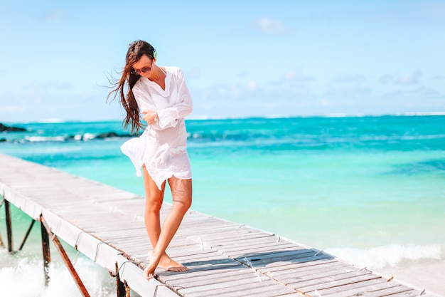 Frau am Strand genießt Sommerferien