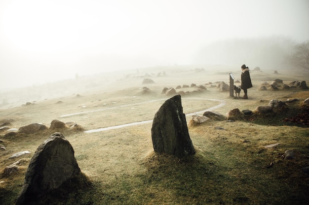 Frau am Strand im Nebel