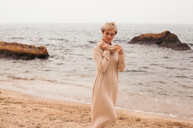 Frau am Strand in der Nähe des Meeres