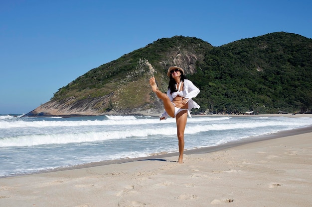 Frau am Strand von Rio de Janeiro