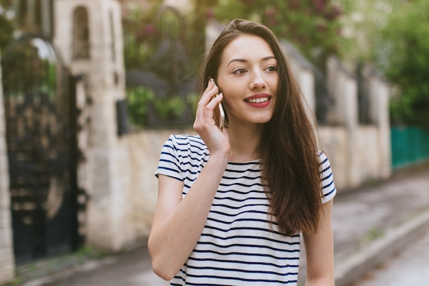 Frau am Telefon sprechen