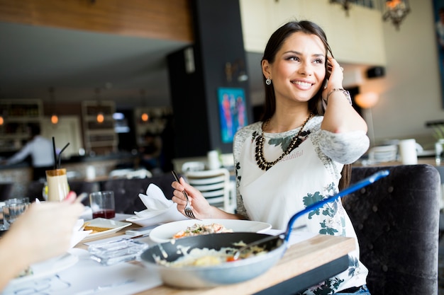 Frau am Tisch im Restaurant