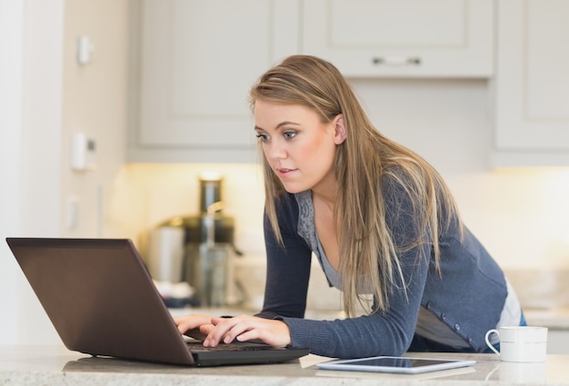 Frau an einem Laptop