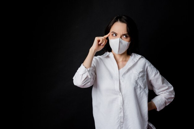 Frau Angst vor einer Erkältung, Erwachsener mit Staubmaske, pm 2,5 Staub