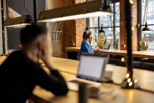 Frau arbeitet am Laptop im Café