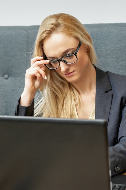 Frau arbeitet am Laptop zu Hause Büro