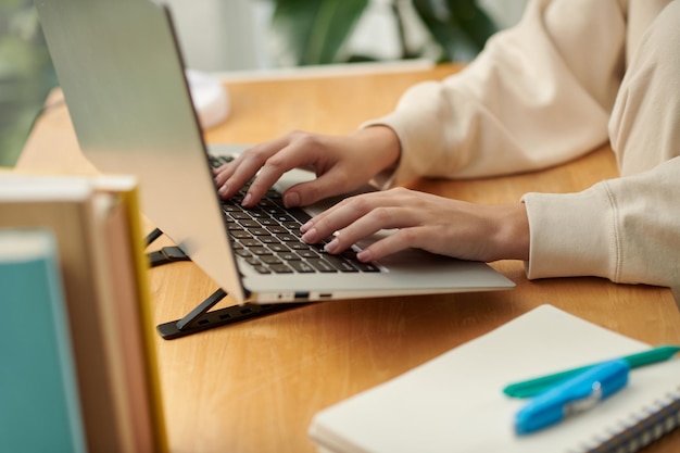 Frau arbeitet am Laptop