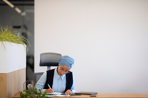 Foto frau arbeitet am schreibtisch für bürojob