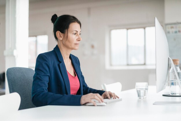 Frau arbeitet am Schreibtisch in einem Loft