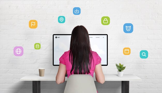 Frau arbeitet an einem Desktop-Computer. VPN-Symbole, die um sie herum schwimmen, repräsentieren Privatsphäre, Verschlüsselung und sichere Verbindung.