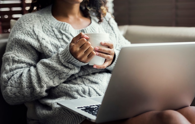 Foto frau arbeitet an einem laptop