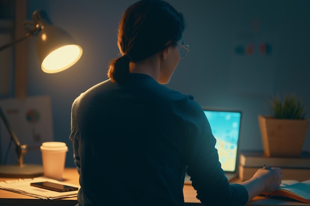 Frau arbeitet an einem Laptop