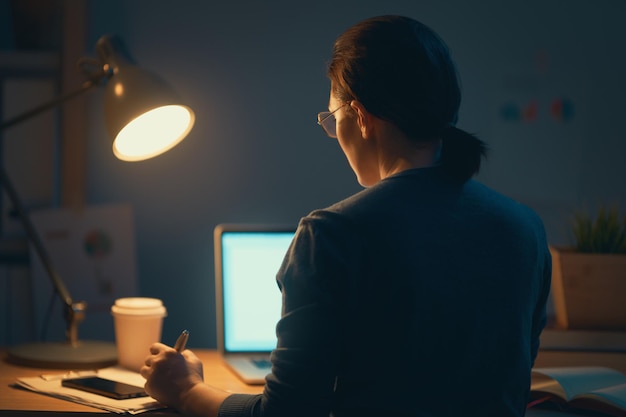 Frau arbeitet an einem Laptop