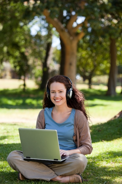 Frau arbeitet an ihrem Laptop