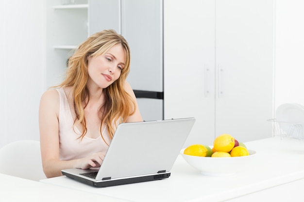 Frau arbeitet an ihrem Laptop