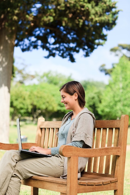 Frau arbeitet an ihrem Laptop