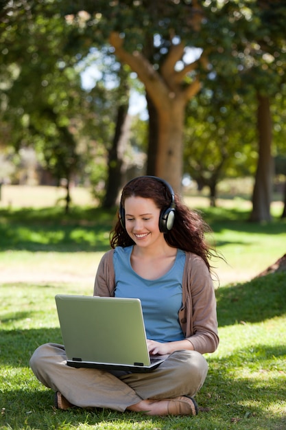 Frau arbeitet an ihrem Laptop