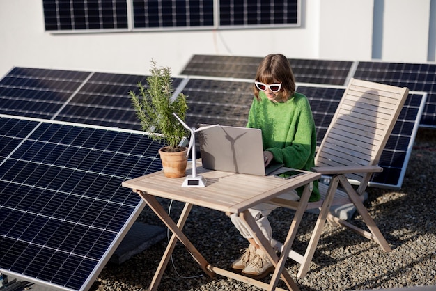 Frau arbeitet auf einem Dach mit einem Solarkraftwerk